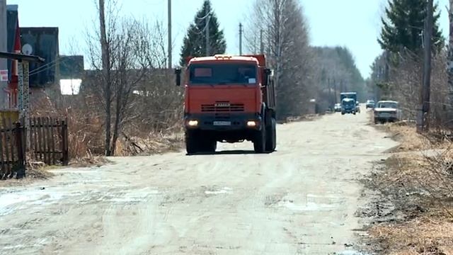 Дорогу на дачи разбили большегрузы