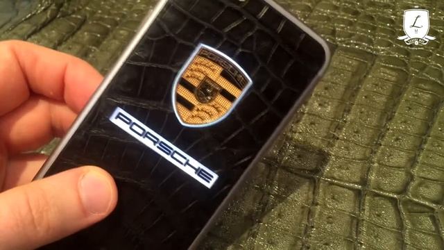 iPhone 6 в чёрной коже крокодила, логотип Porsche смотреть онлайн