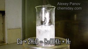 Реакция кальция с водой | Ca + 2H2O = Ca(OH)2 + H2