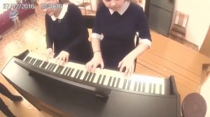 Игра на фортепиано в 4 руки. Бонус после концерта. Дочка с подружкой играют в 4 руки на фортепиано