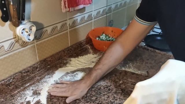 МУЖ ТУРОК ГОТОВИТ ГЕЗЛЕМЕ - ТУРЕЦКИЕ ЛЕПЕШКИ С СЫРОМ /Простой рецепт на турецкий завтрак / Анталия