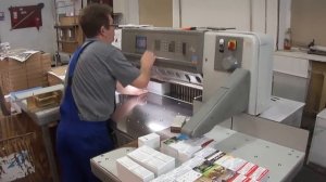 Порезка продукции в типографии ВОЛЬФ