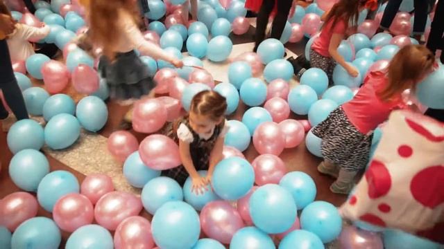 Сброс воздушных шаров из сетки на праздник смотреть онлайн