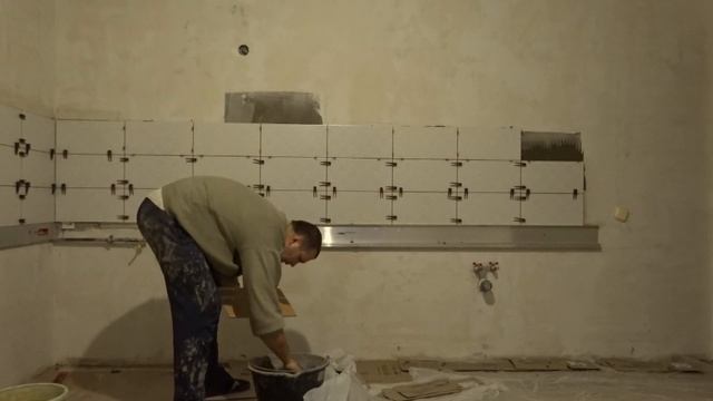 Укладка плитки на фартук кухни