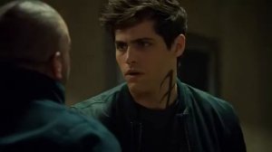 «Магнус пытается доказать Алеку, что они с Валентином поменялись телами». Сумеречные охотники [2x12