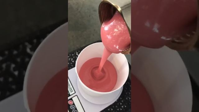 Залипательно! Как разливают сахарную пасту для шугаринга Sherris. Видео производства.
