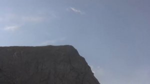 Видишь там на горе возвышается крест!