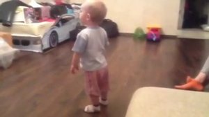 Годовалый ребенок зажигает