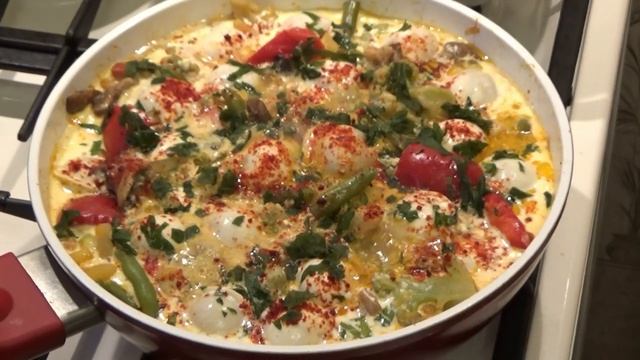 Ленивый ужин  Пельмени с овощами в яично майонезнойсметанной заливке.