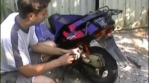 Как заменить, поменять задний амортизатор на скутере