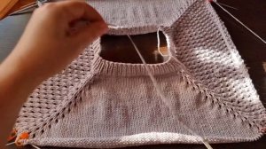 Кофточка  спицами с красивым ажурным регланом