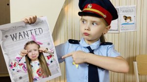 Полина играет в забавную историю полицейского и видео для детей