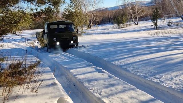 Уаз 3303, головастик, бортовой на лысой резине по твёрдому снегу после дождя. Гора Ирандык. смотреть онлайн