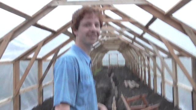 Строительство теплицы. Финал. Прорезаем дверь и обзор изнутри смотреть онлайн