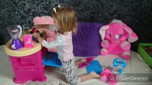 Маленькая Николь и её игрушечная детская кухня, игрушечный продукты и игрушечная бытовая техника.