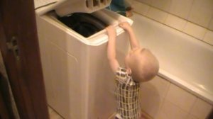 Мамин маленький помощник. Стираем бельё. Детское видео