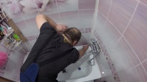 Клеим уголок на бортик ванны своими руками