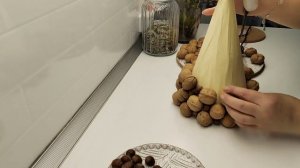 Ёлка своими руками из орешков. Грецкие орехи и фундук для ёлки.