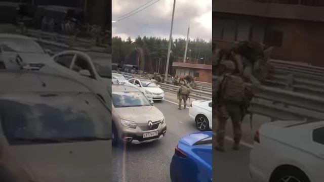 ⚡️Десятки военных высадились у моста через Оку в районе Серпухова.