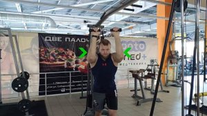 Разгибание рук из-за головы в блоке. Техника выполнения