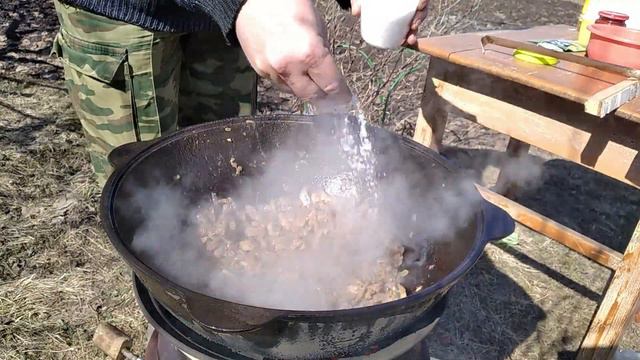 Сочный бефстроганов в казане на костре!