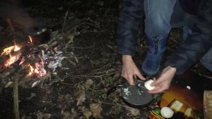 ⛺ Одиночный поход: ночевка в лесу в гамаке. Готовлю походный суп