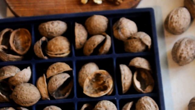 Как расколоть скорлупу грецкого ореха на две одинаковые половинки? Орешки с предсказаниями.