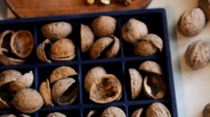 Как расколоть скорлупу грецкого ореха на две одинаковые половинки? Орешки с предсказаниями.