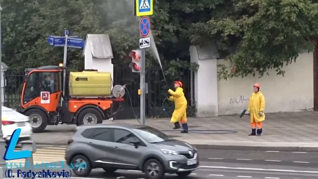 Как моют дорожные знаки в Москве