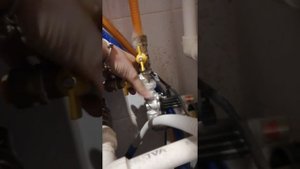 Проверяю утечку газа перед зимним запуском котла