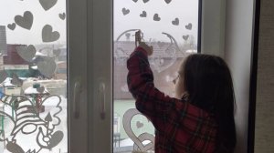 4Д Четыре девочки. Клеим вытынанки к 8 марта, снимаем старые вытынанки с помощью фена.