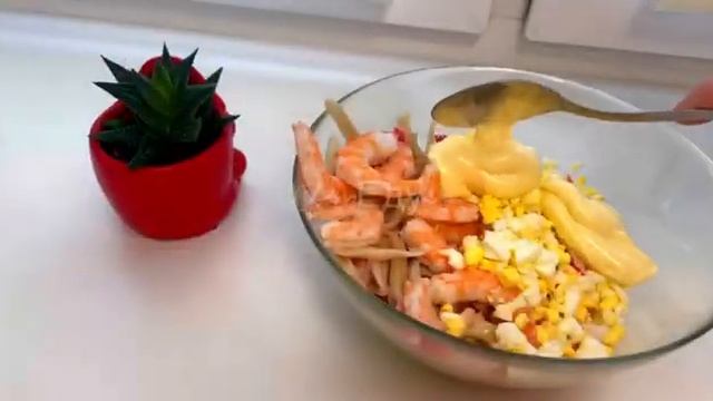 Салат из крабовых палочек - рецепт на любой праздник - простой, легкий, недорогой. Готовится быстро