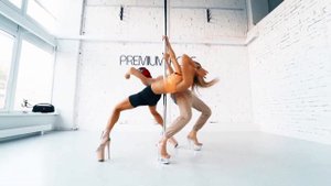 Дэдпул круто танцует с красивой девушкой на пилоне. Танцы 2020. PoleDance