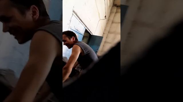 Колхоз.скрытая камера.тырят железо.спалил с паличным;;;;;)))))) смотреть до конца;)) смотреть онлайн