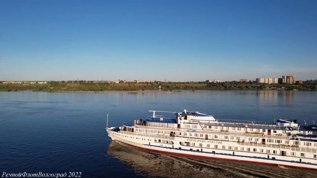 Пассажирский теплоход А Невский идет вниз по Волге смотреть онлайн