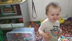 Маленький Лёва забавляется с мячиком