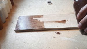 Покрытие инженерной доски из Южного Дуба цветным маслом "Орех".