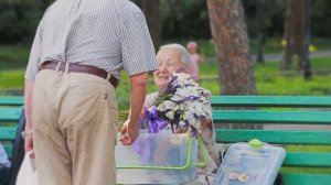 Ангел дарит цветы на улице