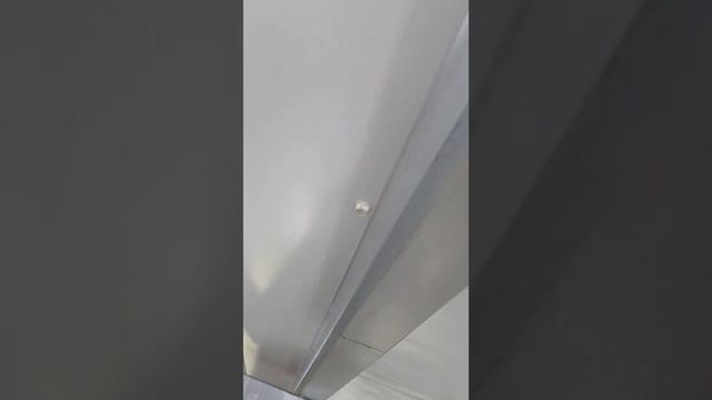 Стык кровли в гараже из сэндвич-панелей.