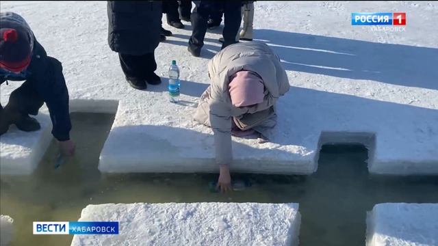 Православные христиане празднуют Крещение Господне смотреть онлайн