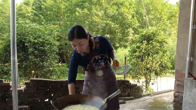 4斤牛肉配5桶泡麵，小雨做真正的“老壇酸菜牛肉麵”，大口吃麵真安逸！ 【市民朱小雨】 смотреть онлайн