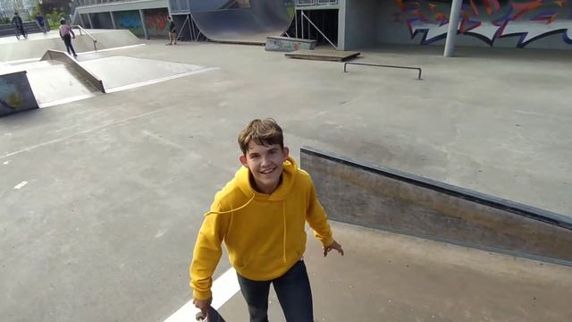 СИЛЬНО ПОДВЕРНУЛ НОГУ В СКЕЙТ-ПАРКЕ смотреть онлайн