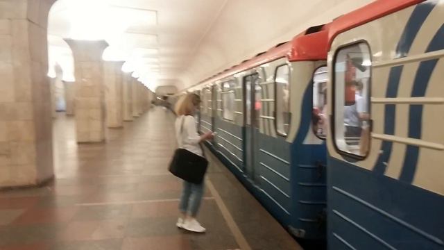81-717/714.5М Перекраска Московский транспорт На станции Кропоткинская смотреть онлайн