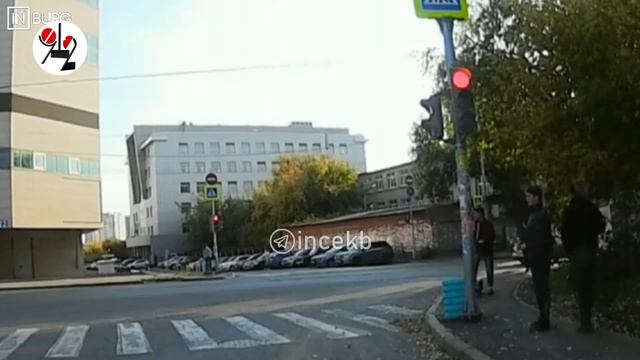 Самокатчик перепутал свет и поехал под машину. Real Video смотреть онлайн