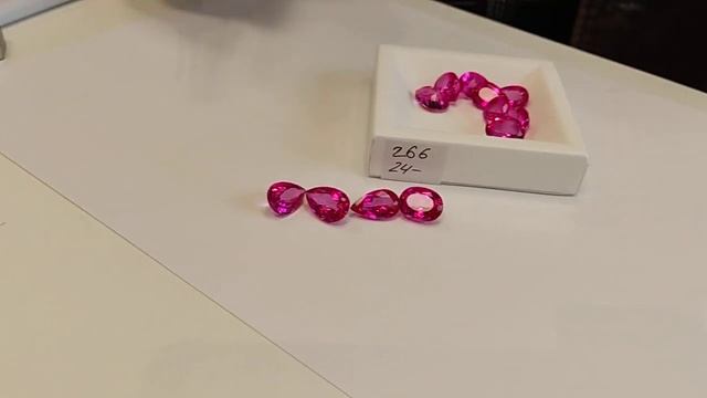 Драгоценные камни: Меняющие цвет гранаты, топазы, аквамарины. #ювелирныймагазин #драгоценныекамни