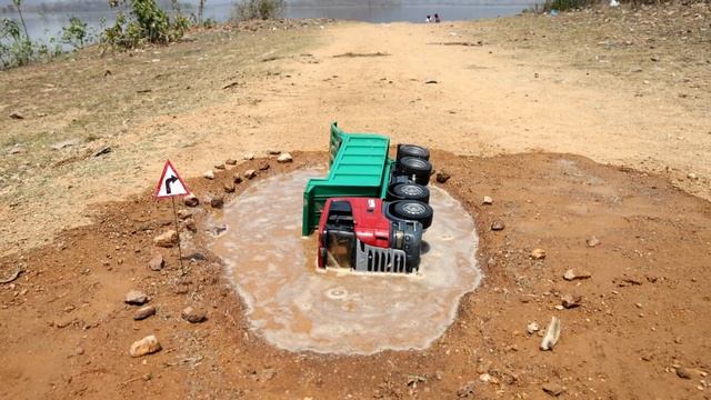 Самосвал перевернулся в яму смотреть онлайн