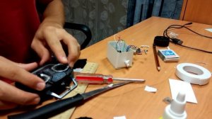 КАК СДЕЛАТЬ ДВУХКОЛЕСНУЮ МАШИНКУ НА РАДИОУПРАВЛЕНИИ!(забавная игрушка)