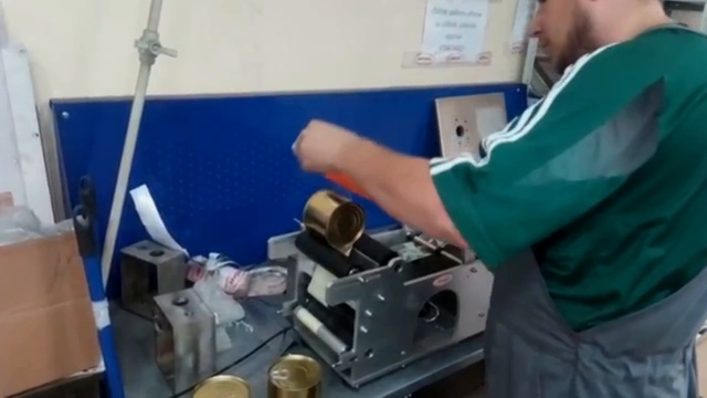 Нанесение этикетки на консервную банку с помощью АЭ-2М