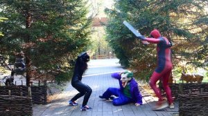 Смешные РОЗЫГРЫШИ над Джокером, Дедпулом и Женщиной-кошкой! Эльза исполняет в реальной жизни!