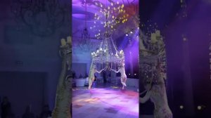 Воздушные гимнастки на люстре Юлия Попова и Наталья Казанцева. Санкт-Петербург.